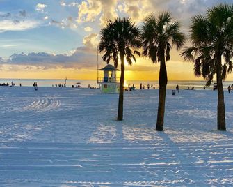 Garden Paradise RV Camper near Clearwater Beaches - Largo - Beach