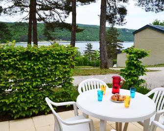 VVF Le lac de Vouglans à Maisod - Maisod - Patio