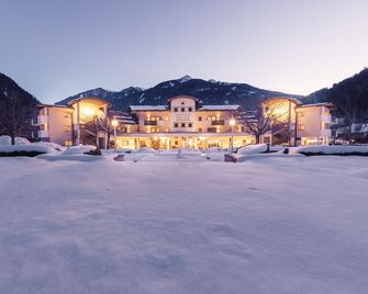 Alpenpalace Luxury Hideaway & Spa Retreat - Lutago - Building
