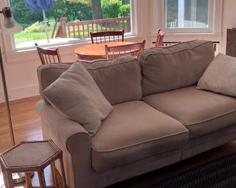 Large Immaculate Home, 10 Minute Walk To Lenox Center, Minutes To Tanglewood - Lenox - Living room