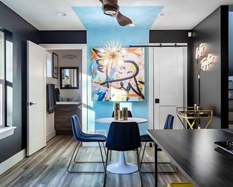 Two-Home Group Retreat - 6th Street 4 Min Walk - Austin