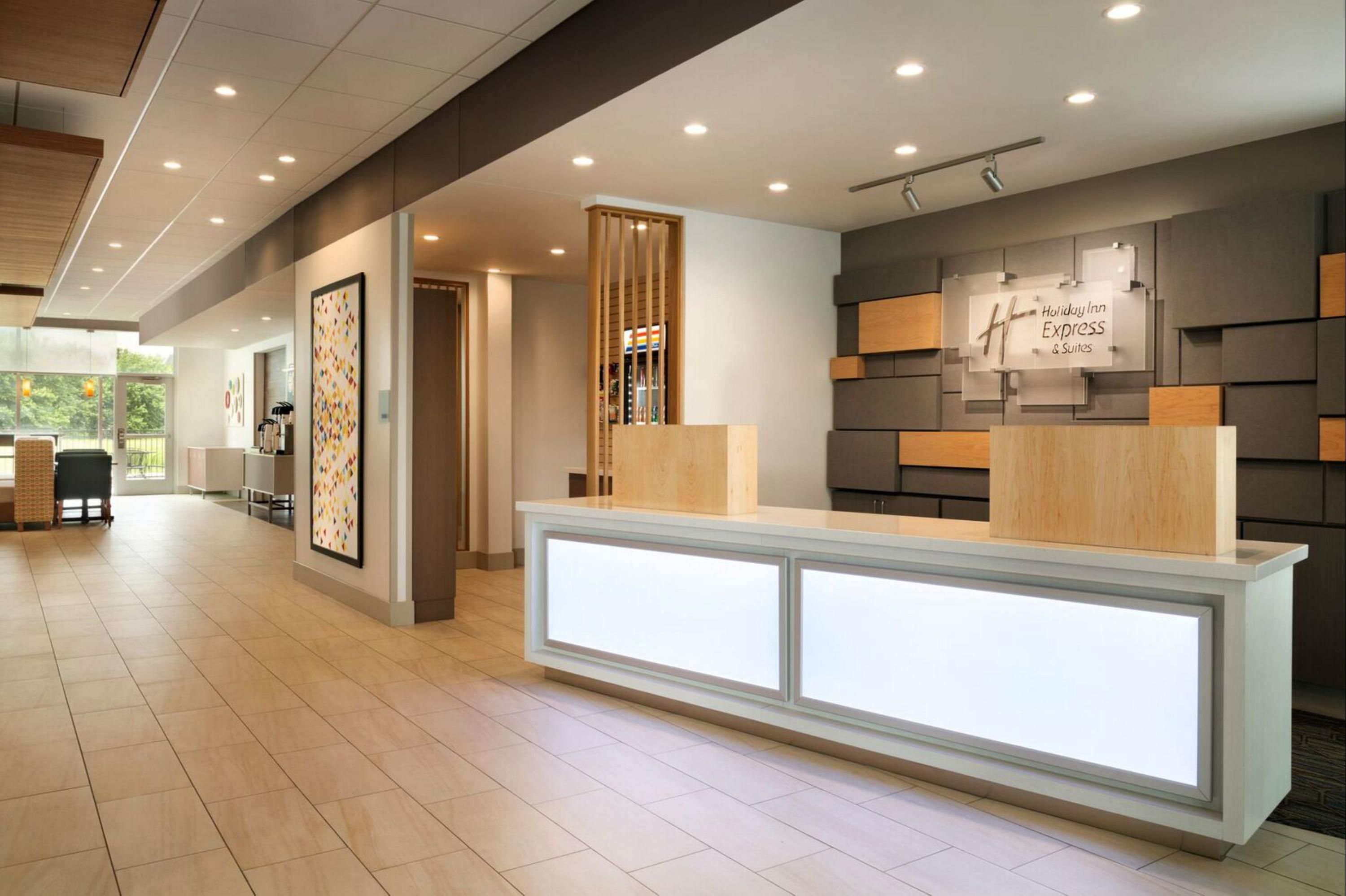 Holiday Inn Express & Suites Warsaw By IHG - Warsaw - Front desk