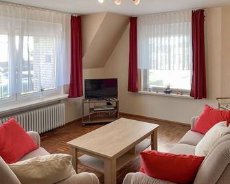 Beautiful apartment for 4 guests with WIFI, TV, balcony and parking - Leezdorf - Sala de estar