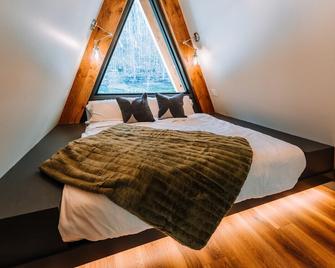 A-Frame Cabin on 95-acres with 2 private lakes - New Philadelphia - Slaapkamer