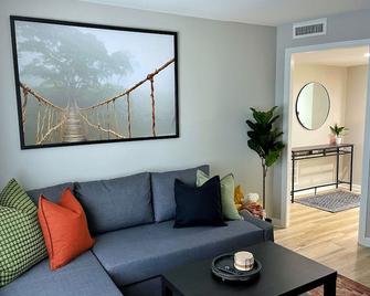 New The Cozy Haven, 5 Minutes To Atl Airport - Atlanta - Living room
