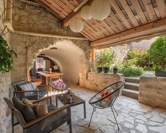 Large authentic house with swimming pool and tennis court, ideal for families and friends - Labastide-de-Virac - Patio