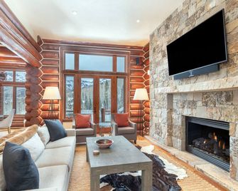 Villas At Tristant 137 by AvantStay Ski In Ski Out Home w Panoramic Views Hot Tub - Mountain Village - Living room