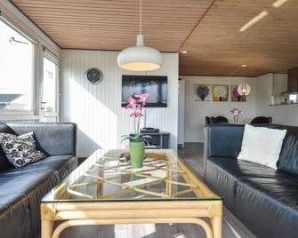 Pet Friendly Home In Hvide Sande - Hvide Sande - Living room