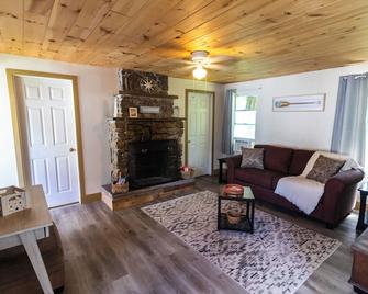 Cozy Cottage minutes from Verona State Park & Sylvan Beach! - Verona - Living room