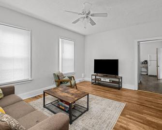 Comfort 1 BR Home 5min to DT Moline + Fully Fenced - Moline - Living room