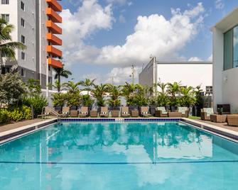 Doubletree by Hilton Miami North I-95 - Miami - Pool