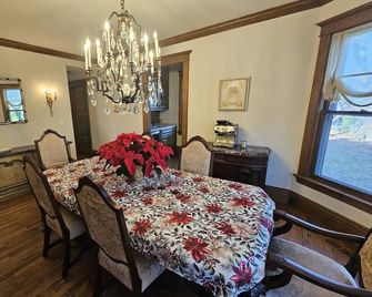 Grand 1800s Victorian Gem: Updated/by Downtown - Woodstock - Dining room