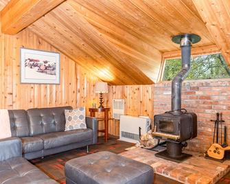 Alpine Meadows Cabin - Girdwood - Living room
