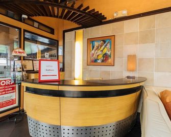 RedDoorz Plus at The Ridge Tagaytay - טאגיטאי - דלפק קבלה