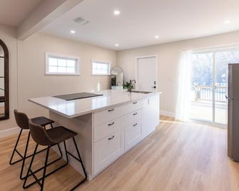 Paradise On The Park - Red Deer - Kitchen