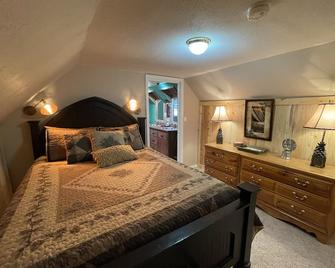 Almanor Lake House, Beach, Dock and Mooring Ball. - Chester - Bedroom