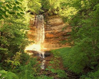 Pictured Rocks Inn & Suites - Munising