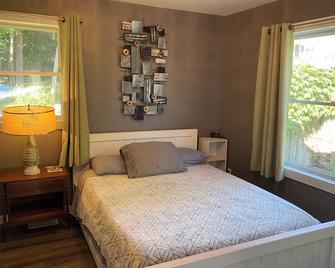 Jolly Whales! New, kitchenette, soaker tub, handicap shower, separate entrance. - Saint Andrews - Bedroom