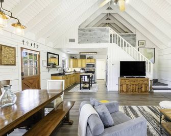 Your Lakefront Escape-The Yellow Door Cabin! - Burnet - Soggiorno