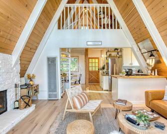 2 Decks w Lake Glimpse Views Modern Luxe Cabin A-Frame Retreat by AvantStay - Lake Arrowhead - Sala de estar