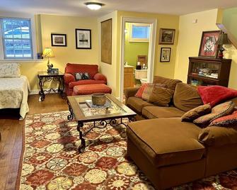 Dartmouth Parent's Weekend/Homecoming/Graduation Home - Hanover - Living room