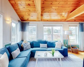 The Jewel of Saint George - Tenants Harbor - Living room