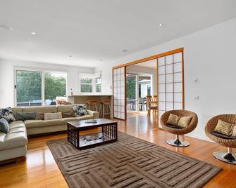 Bella Casa Sorrento - house with pool and spa, 500 metres to Tideways beach - Sorrento - Living room