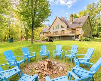 Pet-Friendly Mosinee Retreat w/ Private Dock! - Mosinee - Patio