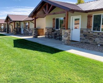 Bybee's Steppingstone Motel - Tropic - Patio