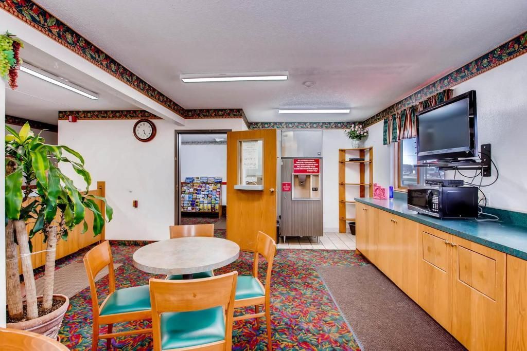 موتيل 9 - فورت كولينز - غرفة طعام
