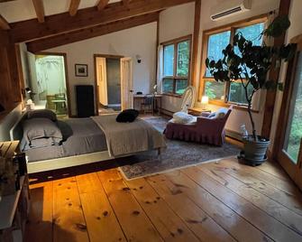 Enjoy The Peace & Quiet On 40 Private Acres Of Secluded Forest. - Accord - Bedroom