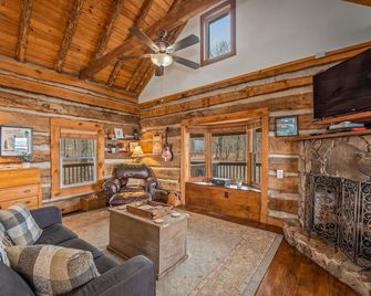 The Lookout at Mentone-log cabin with hot tub & amazing views! - Mentone - Living room