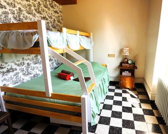 Room rental Bienvenue chez Mémé Chambre de Dédé - Treigny - Schlafzimmer