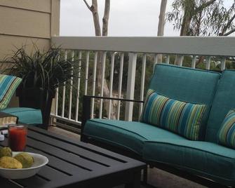 Garden like Condo 1.2 miles from Beach - Huntington Beach - Balcony