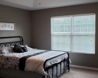 6+ Sleeper Farm Escape With Huge Yard And Rv Hookup Is Out Standing In Its Field - Lake City - Bedroom