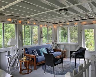Brewster - Minutes walk to Bayside Beach & Bike Trail! Private, ideal location. - Brewster - Living room