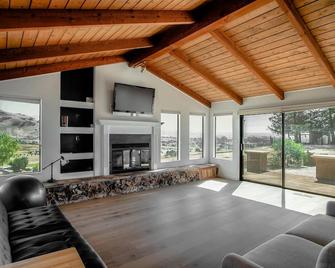 Hollister Hilltop Home - Hollister - Living room