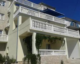 Apartments Petranic - Tisno - Edificio