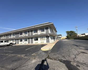 Super 7 Inn - Joplin - Building
