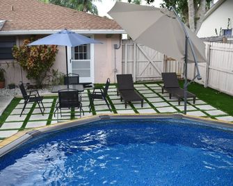 Blisscapade Pool Movie Theater Games Backyard - Palm Bay - Pool