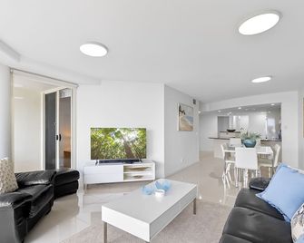Zanzibar 404, Sensational 2 Bedroom Oceanview Apartment - Mooloolaba - Living room