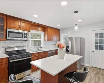 Modern 3BR w/Deck · Minutes from I-65. Fenced Yard - Merrillville - Küche