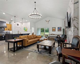 New Build - 2 Ensuite King Bedrooms - Starlink Wifi + Roku Tvs - Walking Trails - Denison - Living room