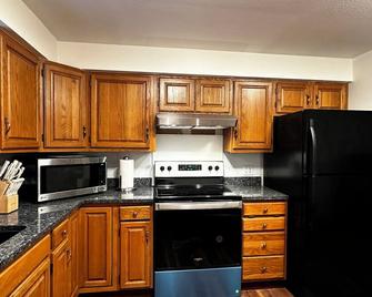Spacious & comfy apt near JBER - Anchorage - Kitchen