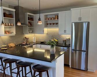 Salty Vons Waterfront Inn - Studio located in Coupeville Historic District - Coupeville - Kitchen