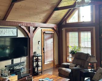 Unique country lodge! brPet friendly & close to everything in the area - Paducah - Living room