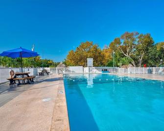 Beachfront Retreat w Pool, Boat Ramp & Dock Rental - Cayo Largo - Piscina