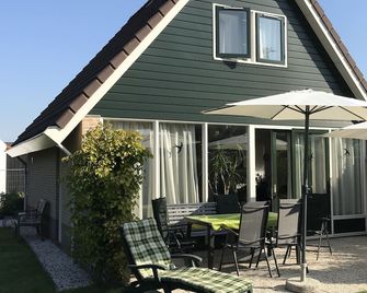 Detached house in a holiday park with a fishing lake - Sint Maarten - Patio