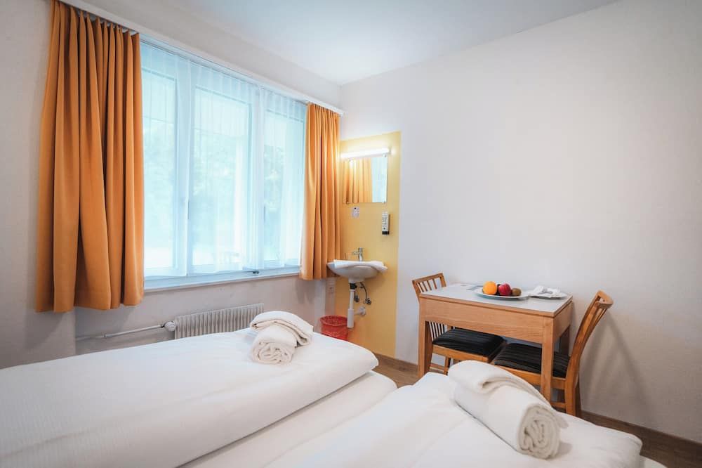B&B Haus Schönstatt contactless- Check-In - Brig - Schlafzimmer