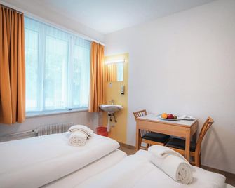 B&B Haus Schönstatt contactless- Check-In - Brig - Schlafzimmer